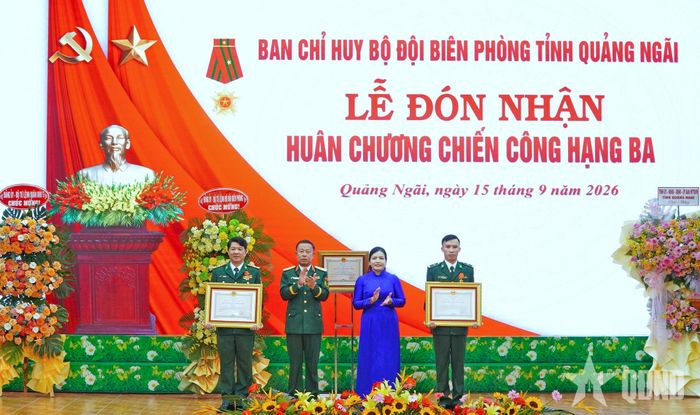 Thừa ủy quyền của Chủ tịch nước, lãnh đạo Quân khu 5 và tỉnh Quảng Ngãi trao Huân chương Chiến công hạng Ba tặng hai cá nhân thuộc Ban chỉ huy Bộ đội Biên phòng tỉnh Quảng Ngãi. 