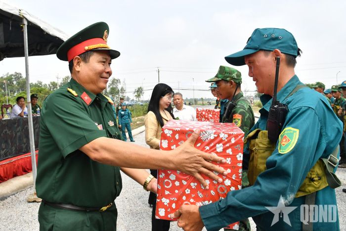 Đại tá Nguyễn Thành Ân, Phó chỉ huy trưởng Bộ CHQS tỉnh An Giang trao quà tặng các lực lượng trực tiếp tham gia thực binh.