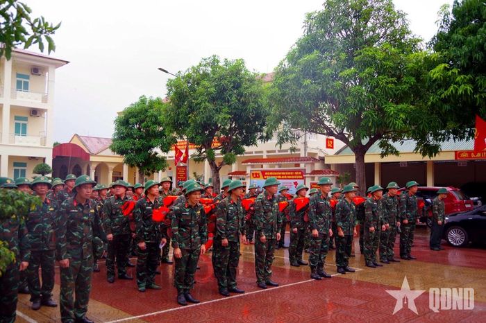 Các cơ quan, đơn vị duy trì 100% quân số trực sẵn sàng ứng phó ngập lụt, sạt lở đất.