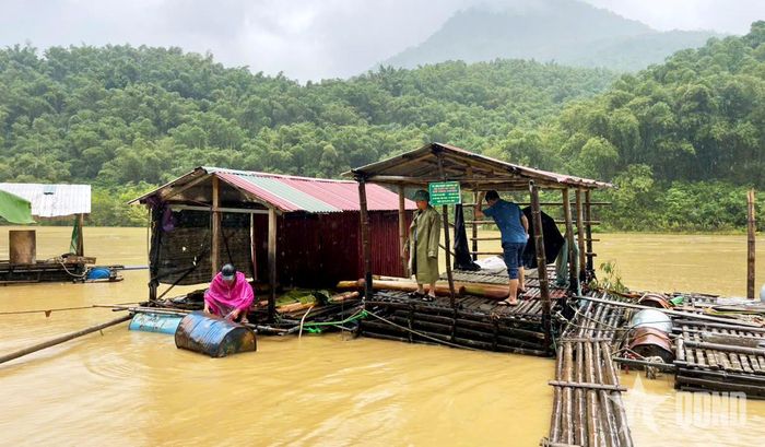 Các hộ dân nuôi trồng thủy sản trên sông, trên biển được khuyến cáo không ở lại trên lồng bè. 