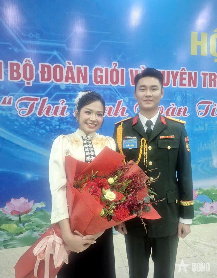  Hai tuyên truyền viên trẻ của đội tuyển Quân khu 2 sau khi hoàn thành phần thi ấn tượng của mình.