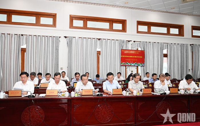 Ban Thường vụ Tỉnh ủy Tây Ninh cùng các đại biểu tham dự buổi làm việc.