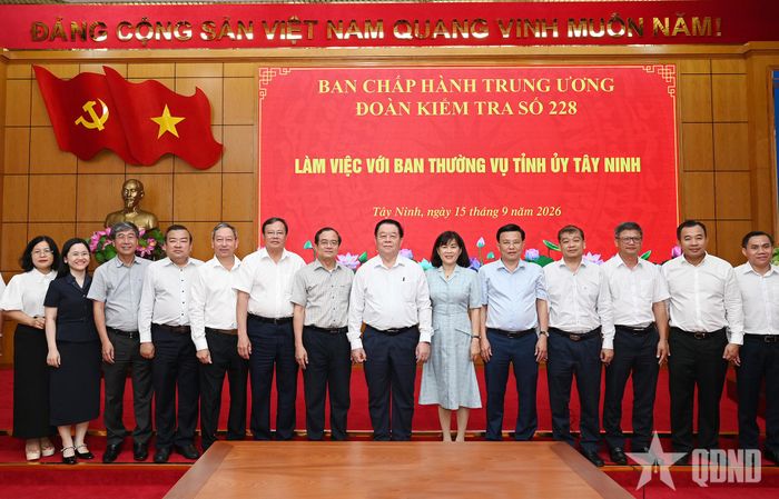 Đại tướng Nguyễn Trọng Nghĩa cùng các đại biểu tại buổi làm việc.