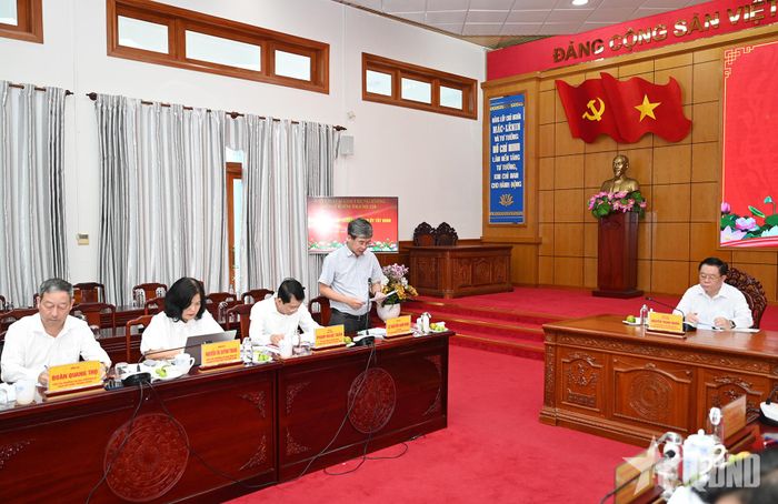 Đại diện Đoàn kiểm tra, giám sát trình bày dự thảo báo cáo kết quả kiểm tra đợt 3.