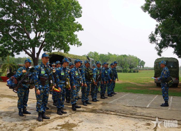 Chỉ huy tiểu đoàn phổ biến mệnh lệnh hành quân cơ động lực lượng.