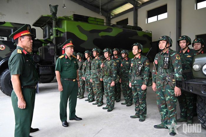 Đại tá Hoàng Tú Xinh kiểm tra kíp chiến đấu xe tác chiến điện tử A2.
