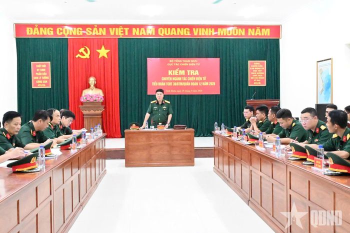 Đại tá Hoàng Tú Xinh phát biểu tại buổi kiểm tra.