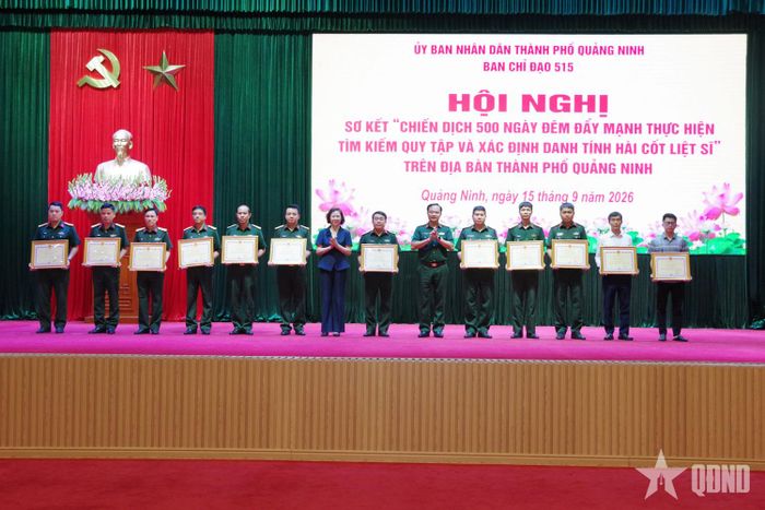  Các tập thể, cá nhân được khen thưởng tại hội nghị.