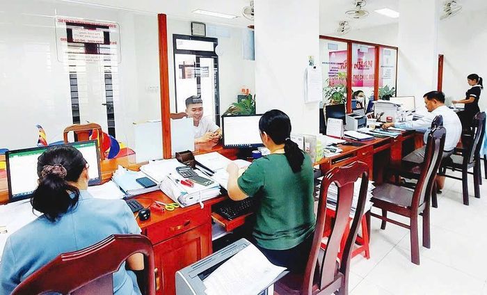 Người dân, doanh nghiệp thực hiện thủ tục hành chính tại Trung tâm phục vụ hành chính công phường Hòa Khánh.