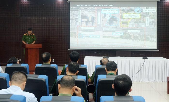 Các đại biểu theo dõi kịch bản thực tập phương án chữa cháy, cứu nạn, cứu hộ.