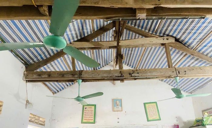 Điểm trường lẻ Tiến Sơn xuống cấp, phải căng bạt để ngăn bụi, ngăn mưa.