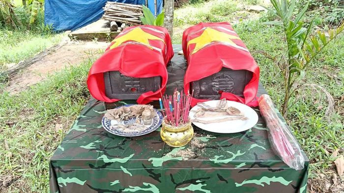 Lực lượng tìm kiếm phát hiện và đưa hài cốt liệt sĩ về an táng.