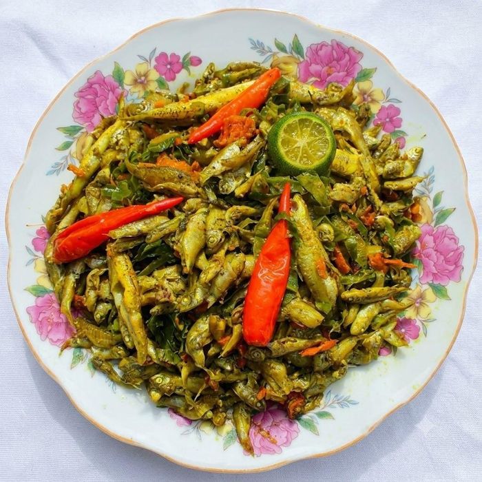 Đĩa cá rầm kho lá nghệ thơm ngon với hương vị đặc trưng.
