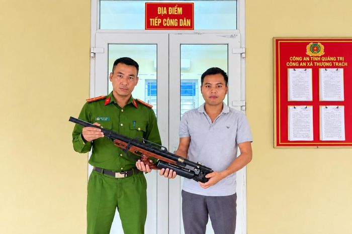 Anh Vộ giao nộp khẩu súng cho Công an xã Thượng Trạch.
