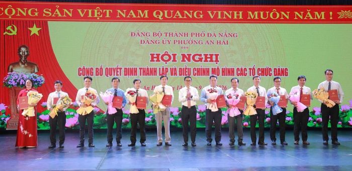Lãnh đạo P. An Hải trao các quyết định thành lập và chỉ định nhân sự