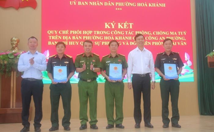 Lãnh đạo phường Hòa Khánh chứng kiến lễ ký cam kết giữa 3 đơn vị Công an, Cơ quan Quân sự phường Hòa Khánh và Đồn Biên phòng Hải Vân.