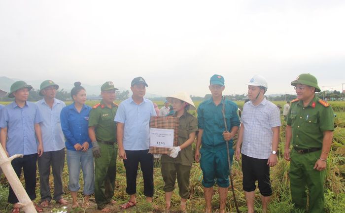 Lãnh đạo xã Hà Nha thăm, tặng quà động viên các lực lượng tham gia giúp dân thu hoạch lúa.