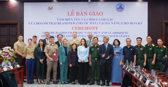 Các đại biểu chụp ảnh lưu niệm tại sự kiện. Ảnh: P.T