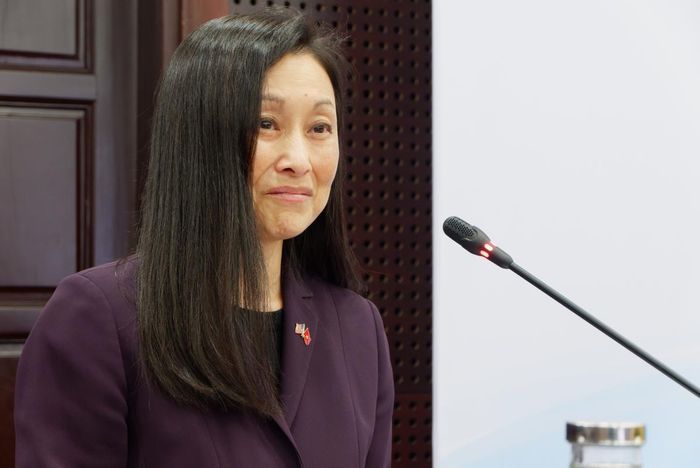 Đại sứ Jennifer Wicks phát biểu tại lễ bàn giao. Ảnh: P.T