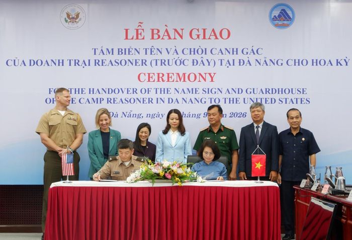 Lễ ký kết bàn giao. Ảnh: P.T