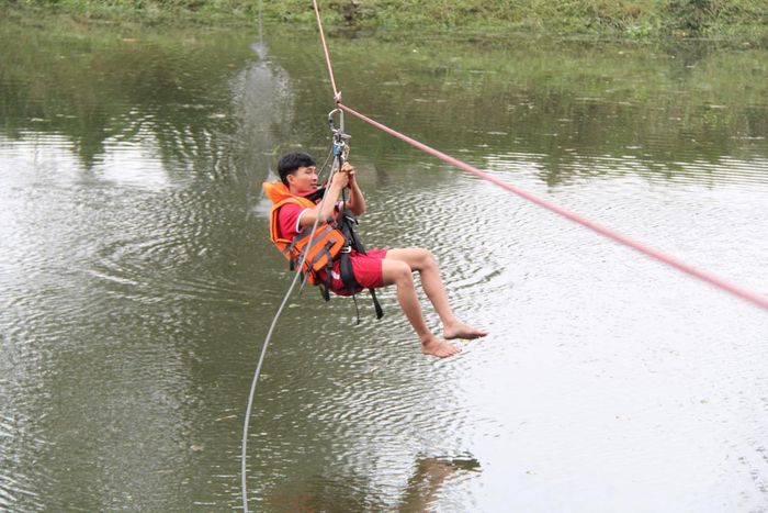 Các nạn nhân được đưa lên bờ bằnghệ thống dây và ròng rọc trên đội hình vượt sông
