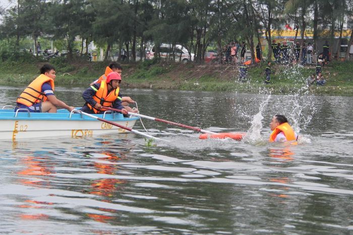 Lực lượng cứu nạn lập tức tiếp cận, sử dụng phao, gậy đưa các nạn nhân lên xuồng
