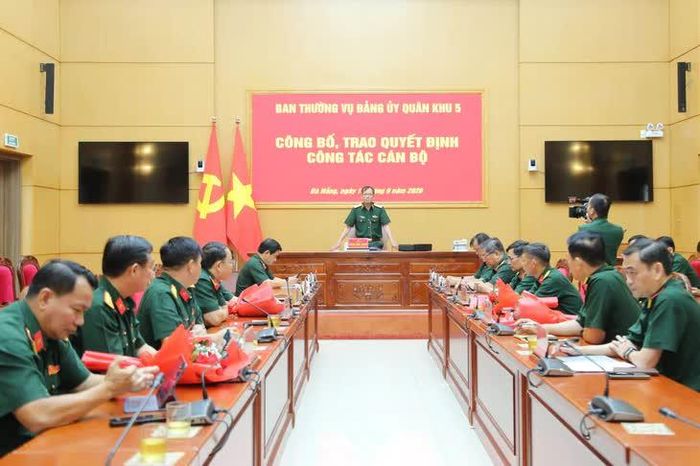Chính uỷ Quân khu 5 phát biểu giao nhiệm vụ cho các đồng chí được bổ nhiệm giữ chức vụ mới
