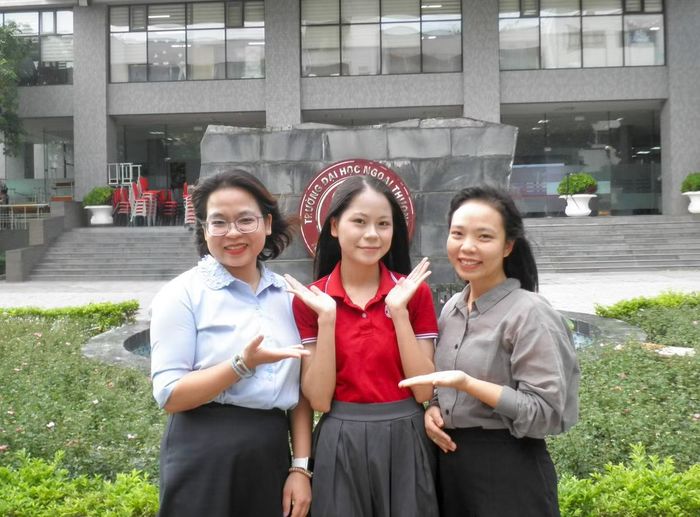 Thu Hà (giữa) luôn nhận được sự hướng dẫn tận tình của giảng viên trong quá trình thực hiện công trình nghiên cứu khoa học.