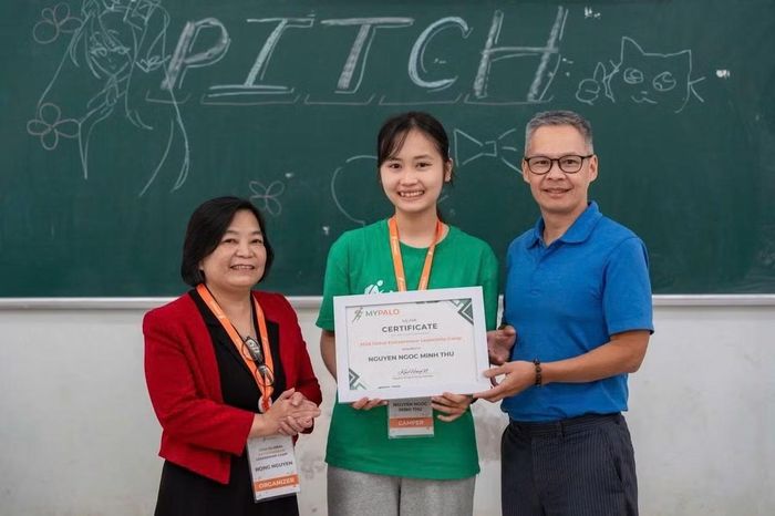 Minh Thư (giữa) tham gia hoạt động trại Hè của Pacific Links Foundation.