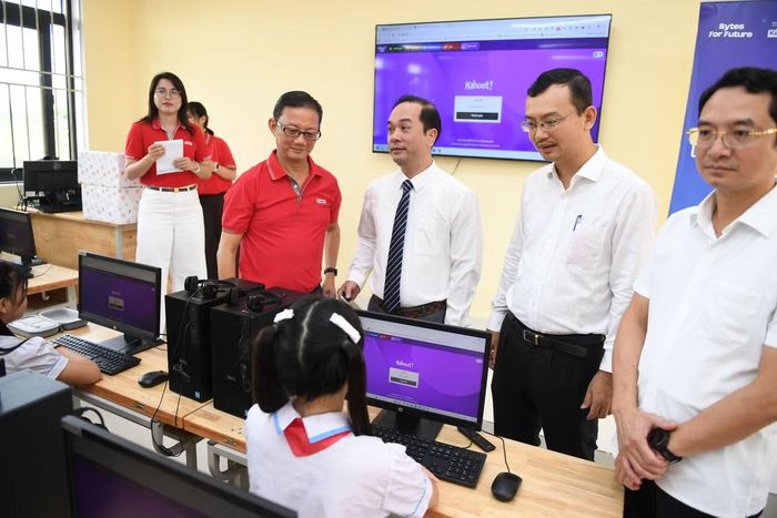 Các đại biểu tham quan phòng học tại chương trình.