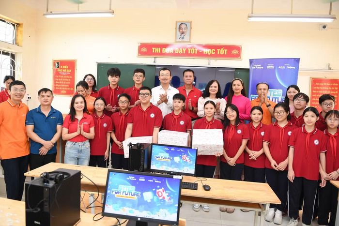 Giáo viên cùng học sinh nhận quà từ chương trình.