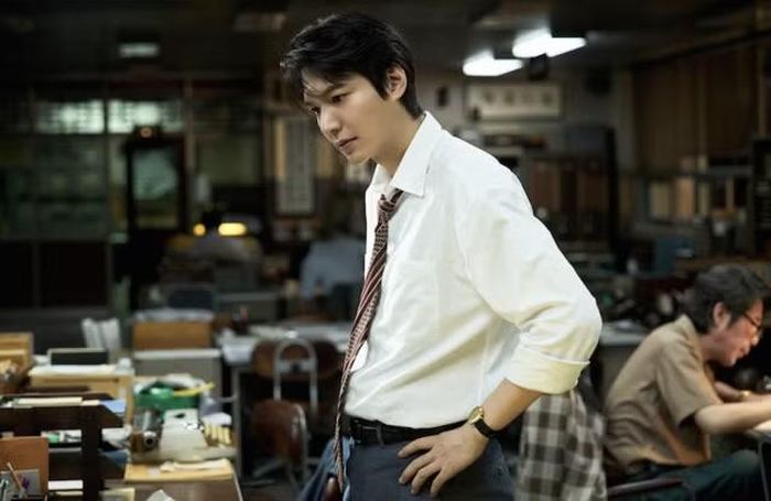 Lee Min Ho sẽ tái ngộ khán giả qua bộ phim 'The Assassins của đạo diễn Hur Jin Ho, dự kiến ​​ra mắt vào ngày 23/9 tới. Phim được xây dựng dựa trên sự kiện ám sát bất thành nhắm vào Đệ nhất Phu nhân, diễn ra ngày 15/8/1974. Anh vào vai Young Il, một phóng viên trẻ mới vào nghề, người nỗ lực tìm kiếm sự thật trong quá trình đưa tin về vụ việc. Bộ phim còn có sự tham gia của các diễn viên: Yoo Hae-jin, Park Hae-il, Kim Dae-myung và Ryu Hye-young.