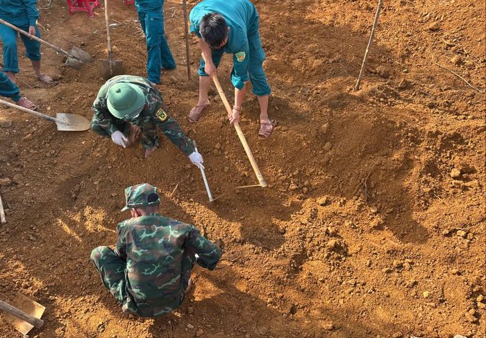 Ban Chỉ huy Quân sự xã Đặng Thùy Trâm tiếp tục mở rộng tìm kiếm. Ảnh: BAN CHỈ HUY QUÂN SỰ XÃ ĐẶNG THÙY TRÂM