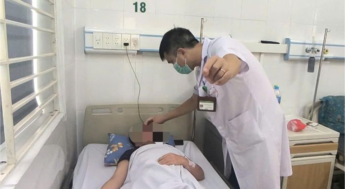  Bác sĩ thăm khám, theo dõi tình trạng bệnh nhân sốt xuất huyết 