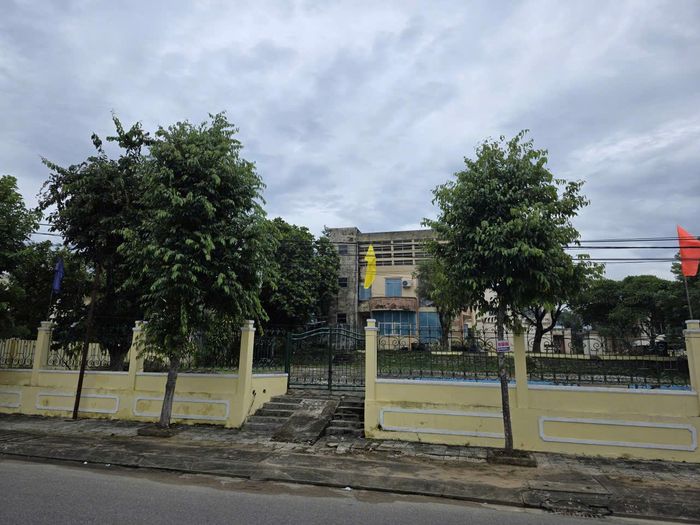  Khu vực Nhà Văn hóa huyện Hiệp Đức (cũ), nơi phát hiện khu mộ tập thể. Ảnh: NGUYỄN CƯỜNG 