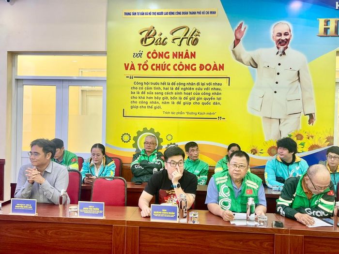 Các đại biểu, tài xế tham dự hội thảo: Ảnh: QUỐC HÙNG