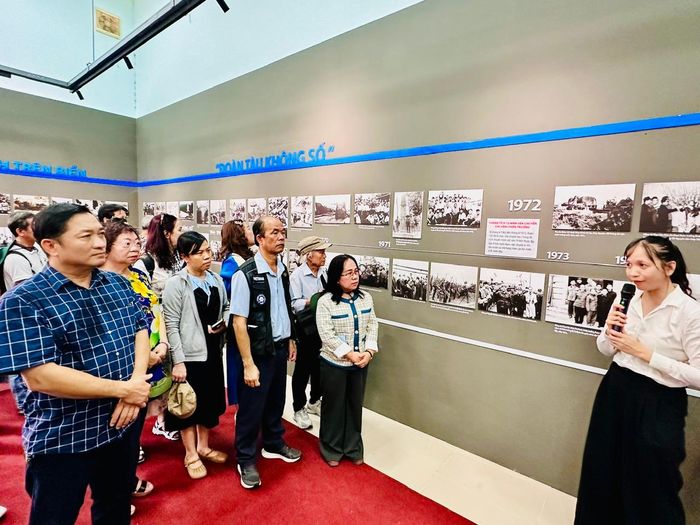 Đoàn công tác của Ban Tuyên giáo Thành ủy TPHCM và văn nghệ sĩ thành phố tham quan Khu tưởng niệm Đoàn tàu không số Bến Lộc An, xã Hồ Tràm. Ảnh: THANH HIỆP