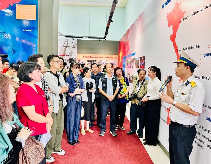 Đồng chí Thượng tá Hà Văn Hậu, Phó Chính ủy Lữ đoàn 125 giới thiệu những hình ảnh, tư liệu quý được trưng bày tại Phòng Truyền thống Khu tưởng niệm Đoàn tàu không số Bến Lộc An. Ảnh: THANH HIỆP
