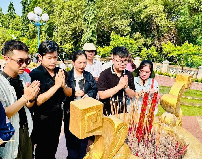 Các văn nghệ sĩ dâng hương tại Khu tưởng niệm Đoàn tàu không số Bến Lộc An. Ảnh: THANH HIỆP