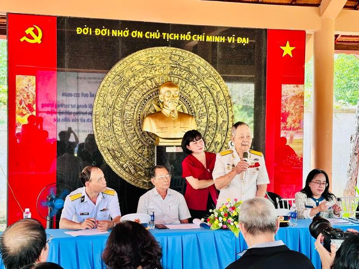 Đại úy Tống Thành Lập, nguyên thủy thủ Tàu 56 chia sẻ nhiều thông tin giàu cảm xúc trong buổi sinh hoạt chuyên đề sáng 15-9. Ảnh: THANH HIỆP