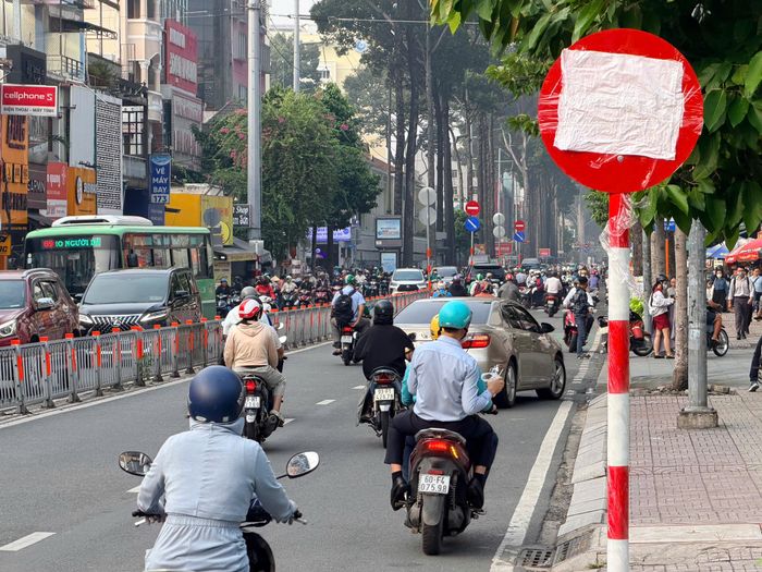  ﻿Biển cấm phương tiện lưu thông trên đường Nguyễn Thị Minh Khai, hướng từ giao lộ Tôn Thất Tùng đến Nguyễn Thượng Hiền, phường Bàn Cờ, TPHCM. Ảnh: HOÀNG HÙNG 