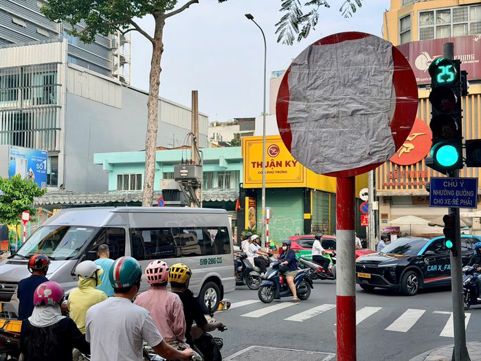  Biển cấm rẽ trái vào đường Nguyễn Thị Minh Khai được lắp đặt tại giao lộ Tôn Thất Tùng, phường Bến Thành, TPHCM. Ảnh: HOÀNG HÙNG 