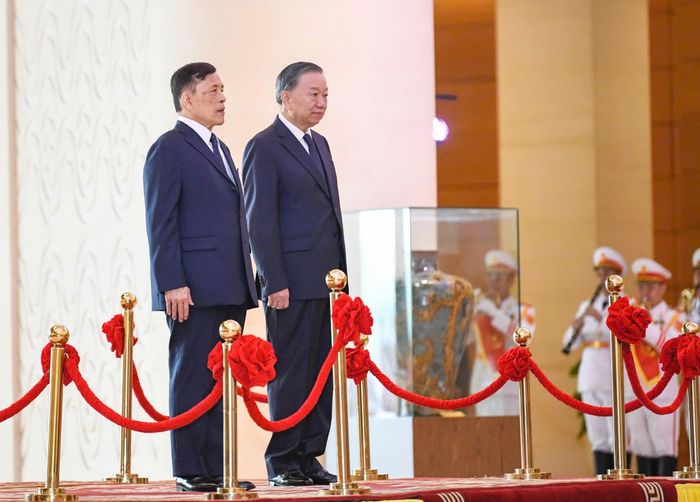  ﻿Tổng Bí thư, Chủ tịch nước Tô Lâm và Nhà vua Thái Lan Maha Vajiralongkorn Phra Vajiraklaochaoyuhua trên bục danh dự. Ảnh: VIẾT CHUNG 