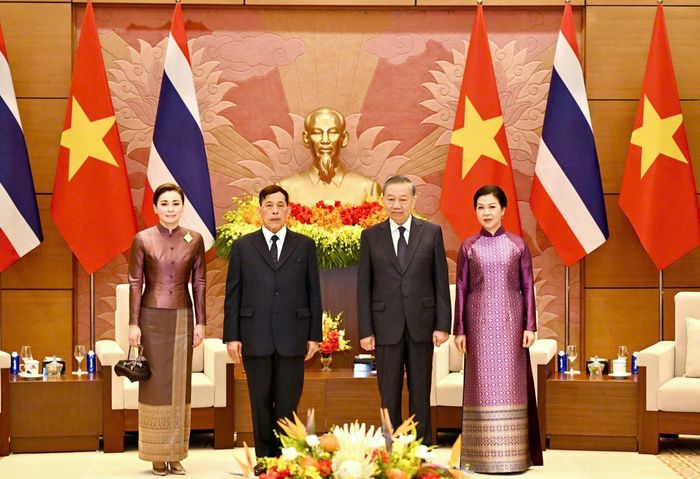  Tổng Bí thư, Chủ tịch nước Tô Lâm và Phu nhân chụp ảnh chung với Nhà vua Thái Lan và Hoàng hậu tại lễ đón, sáng 15-9. Ảnh: VIẾT CHUNG 