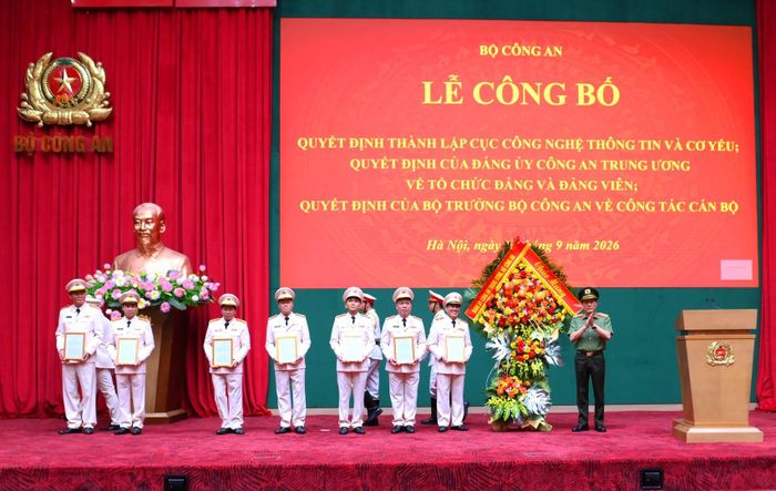 Bộ trưởng Bộ Công an Lương Tam Quang trao quyết định bổ nhiệm lãnh đạo Cục Công nghệ thông tin và Cơ yếu. Ảnh: BỘ CÔNG AN