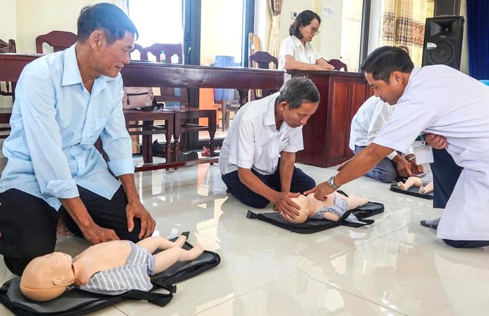 Ngư dân được hướng dẫn thao tác hồi sức tim phổi. Ảnh: XUÂN QUỲNH