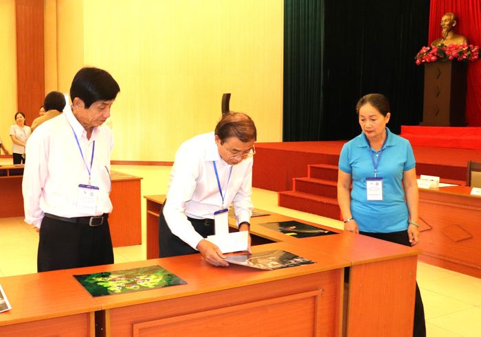  Hội đồng giám khảo cho điểm từng tác phẩm ở vòng chấm chọn 