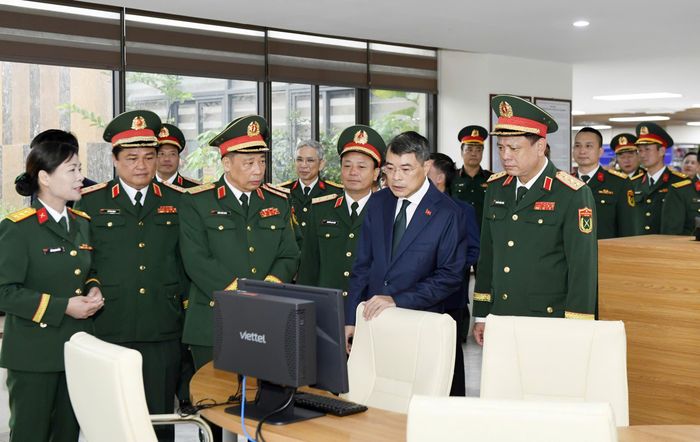  Thủ tướng Lê Minh Hưng và các đại biểu tham quan Phòng Truyền thống và thư viện của Học viện Quốc phòng. Ảnh: VIẾT CHUNG 