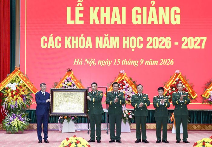  Thủ tướng Lê Minh Hưng trao quà tặng Học viện Quốc phòng tại buổi lễ. Ảnh: VIẾT CHUNG 