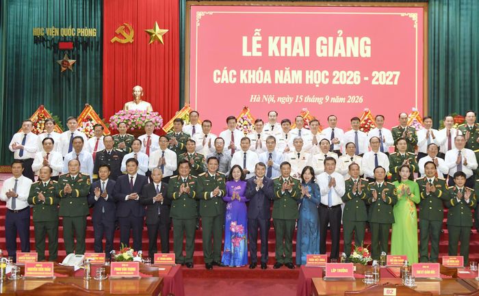  Thủ tướng Lê Minh Hưng cùng các đại biểu và học viên tại buổi lễ. Ảnh: VIẾT CHUNG 